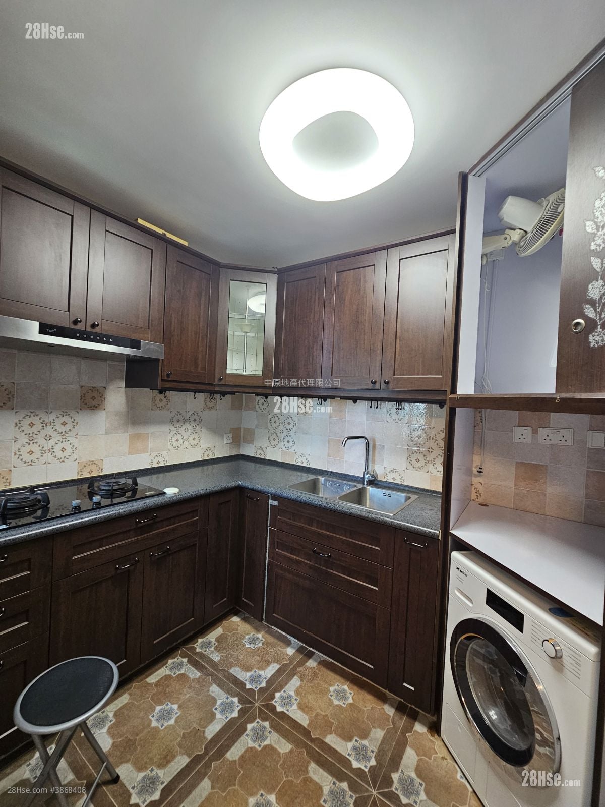 Royal Ascot Rental 3 Bedrooms , 2 Bathrooms 676 ft²