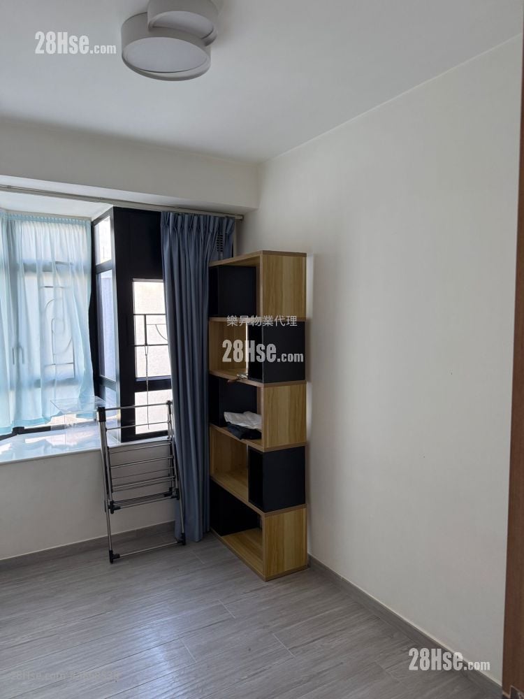 Kornhill Sell 3 Bedrooms , 2 Bathrooms 902 ft²