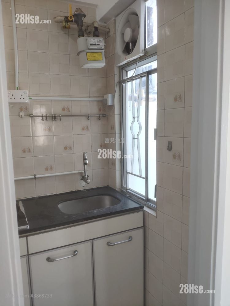 Ho Shun Tai Building Sell 2 Bedrooms 259 ft²
