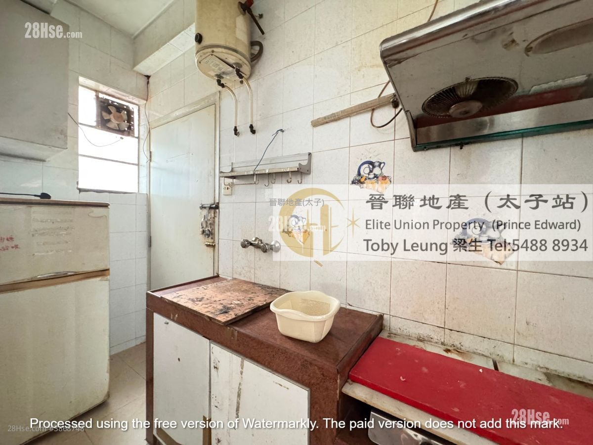 Foon Shing Building Sell 5+ Bedrooms , 2 Toilets 1,009 ft²