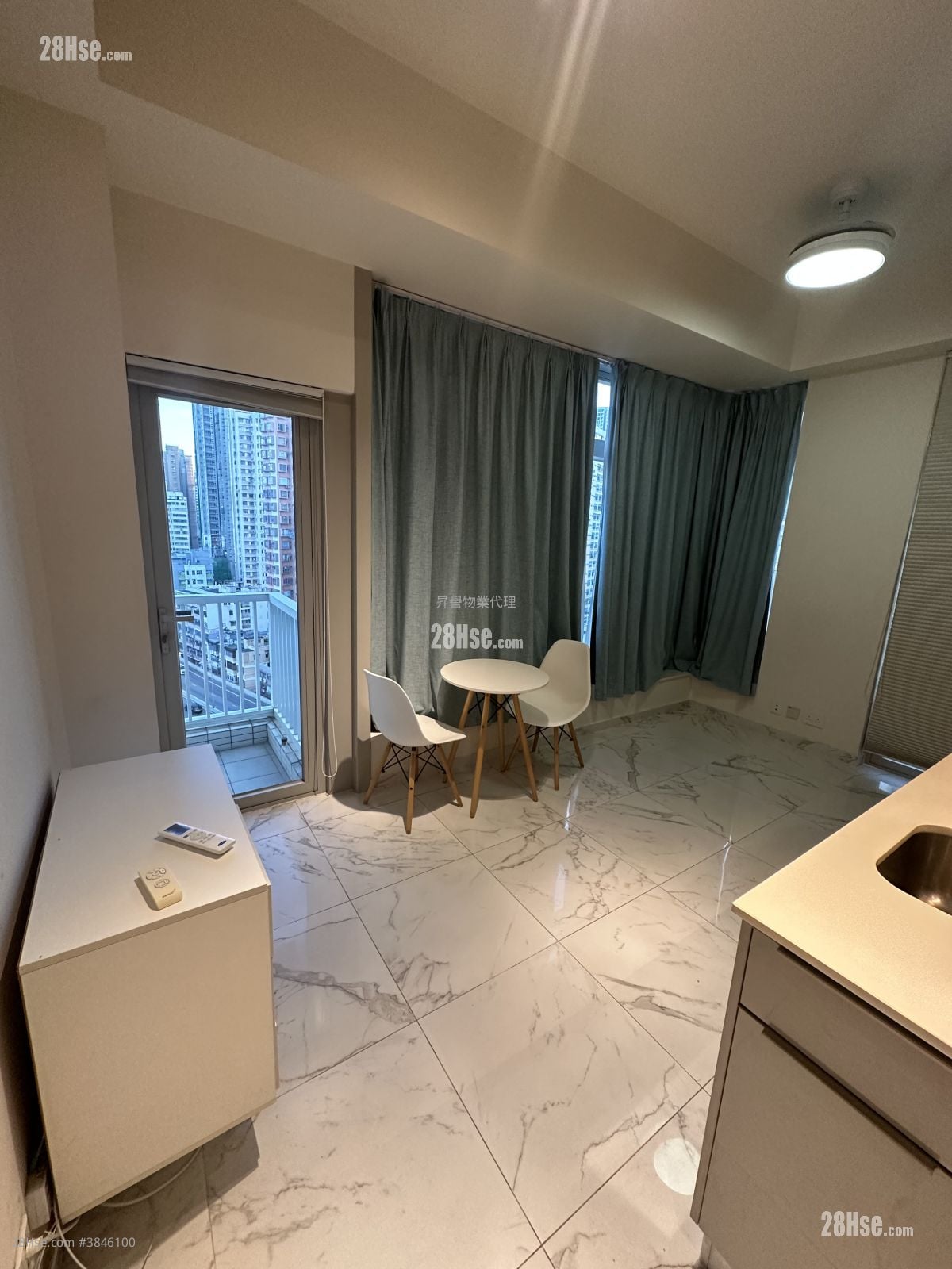 City Hub Rental Studio 276 ft²
