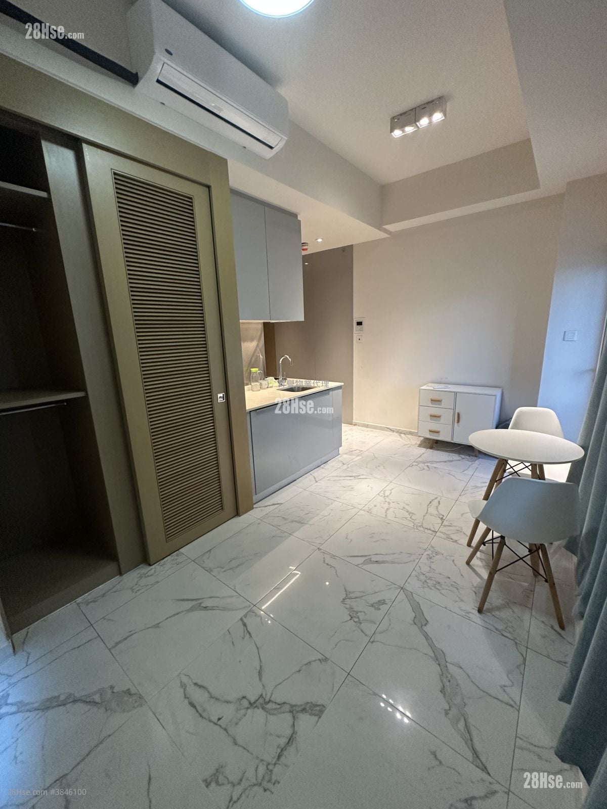 City Hub Rental Studio 276 ft²