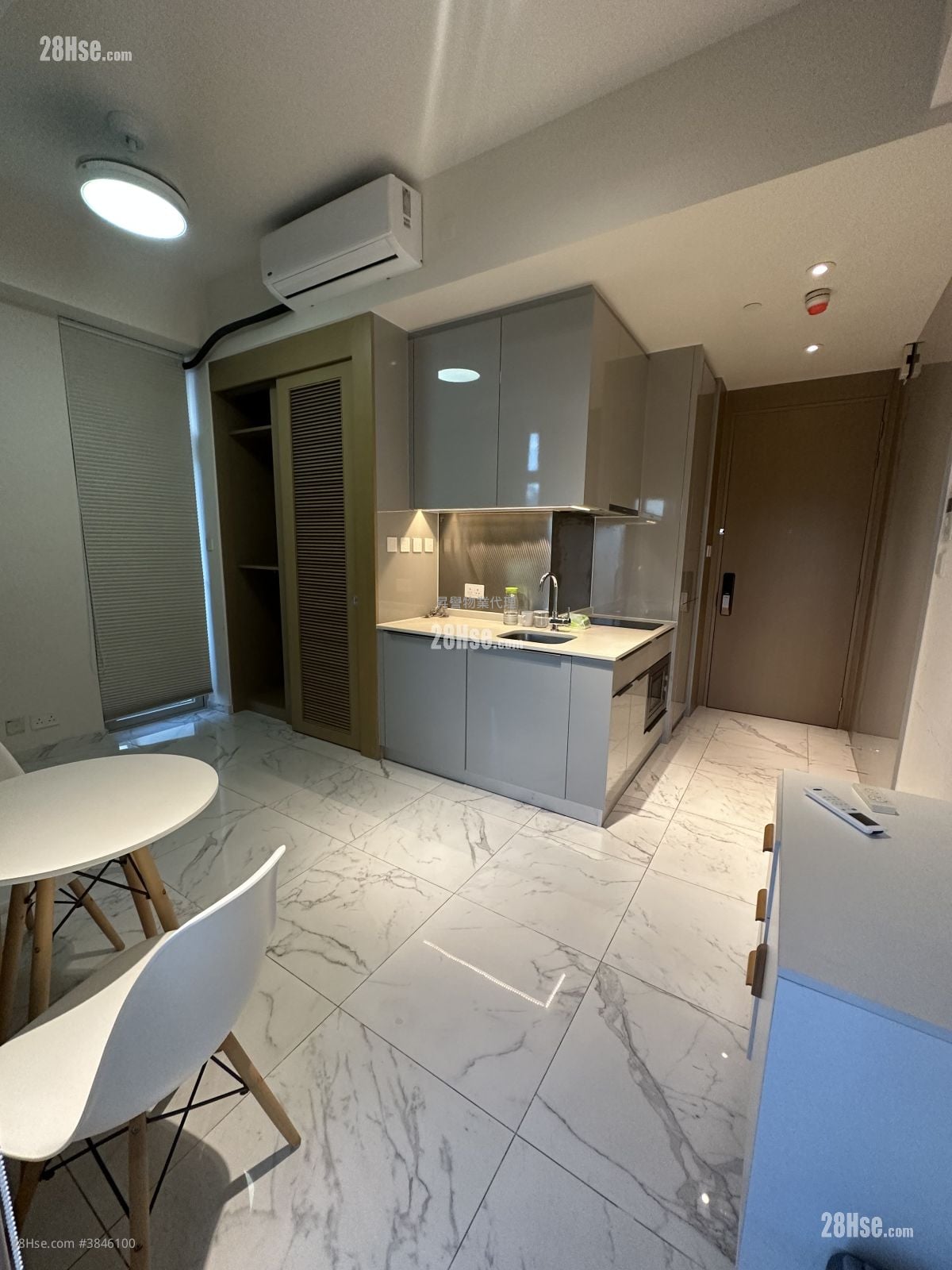 City Hub Rental Studio 276 ft²