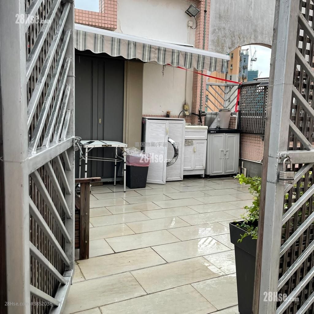 Lai Kwan Court Sell 2 Bedrooms , 1 Bathroom 321 ft²