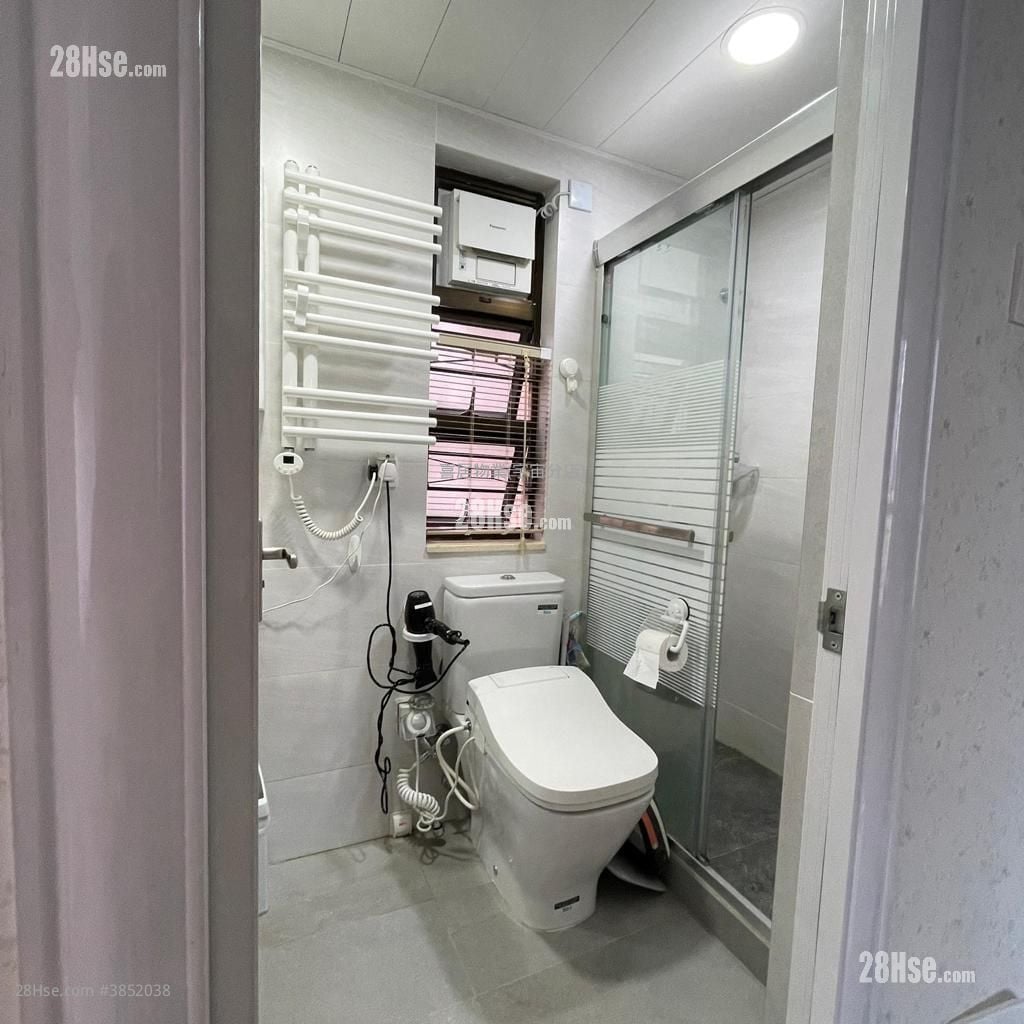 Lai Kwan Court Sell 2 Bedrooms , 1 Bathroom 321 ft²