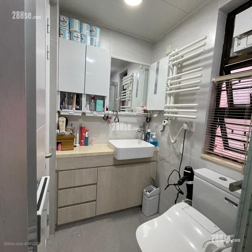 Lai Kwan Court Sell 2 Bedrooms , 1 Bathroom 321 ft²
