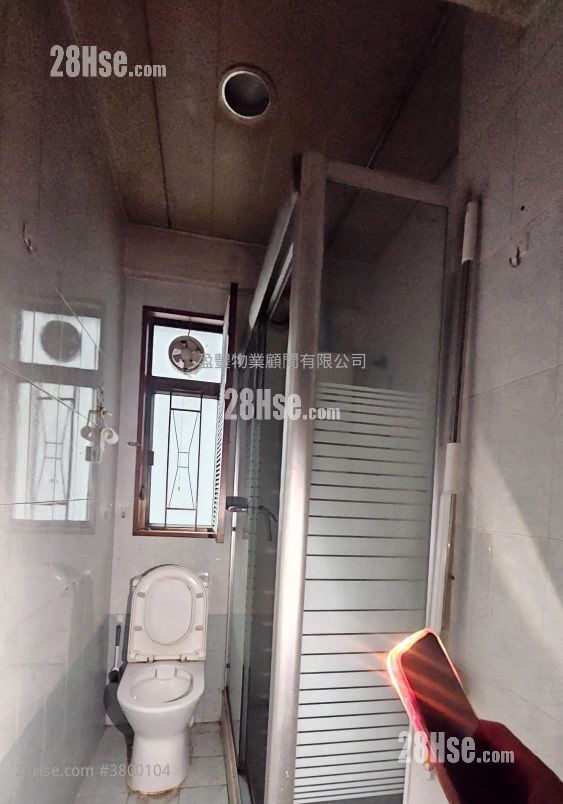 bathroom: Yue King Building Sell 2 Bedrooms , 1 Bathroom 580 ft²