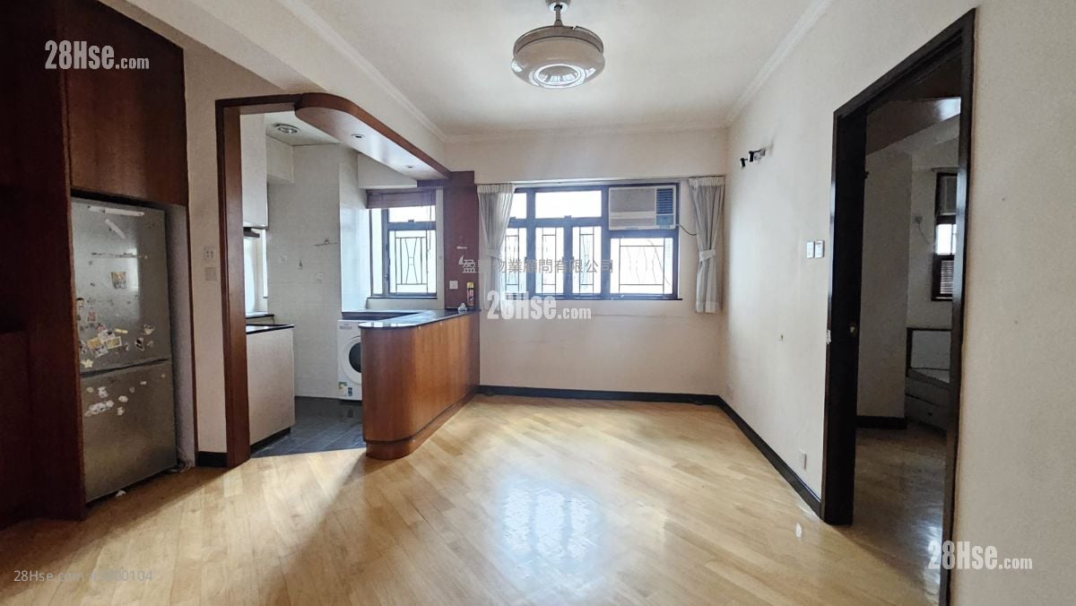 living room: Yue King Building Sell 2 Bedrooms , 1 Bathroom 580 ft²