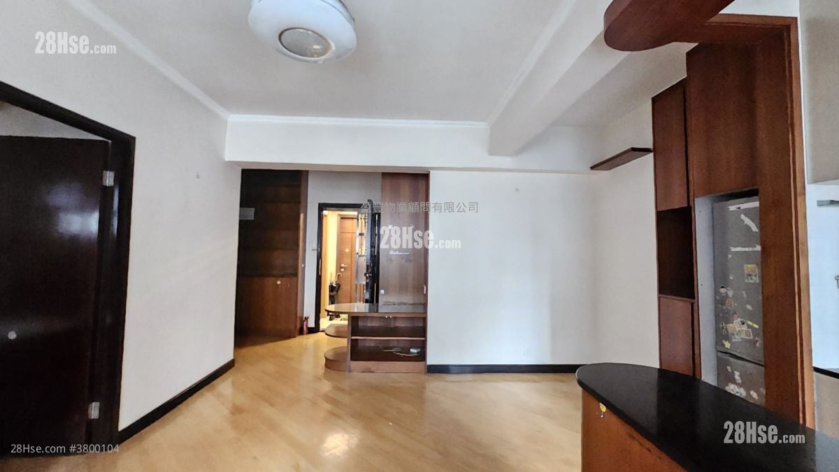 living room: Yue King Building Sell 2 Bedrooms , 1 Bathroom 580 ft²