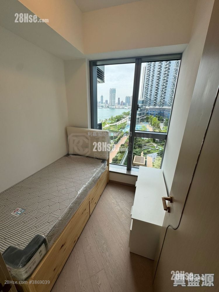 Victoria Voyage Rental 431 ft²