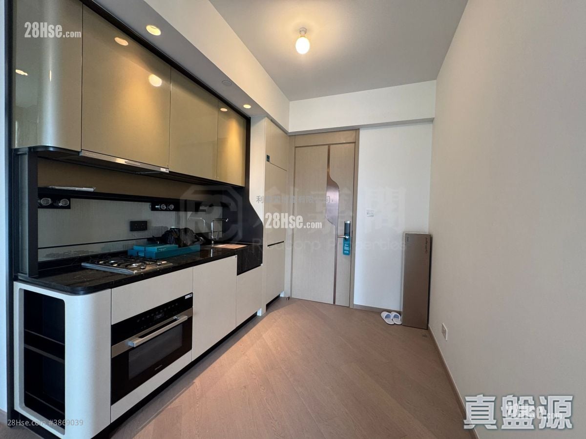 Victoria Voyage Rental 431 ft²