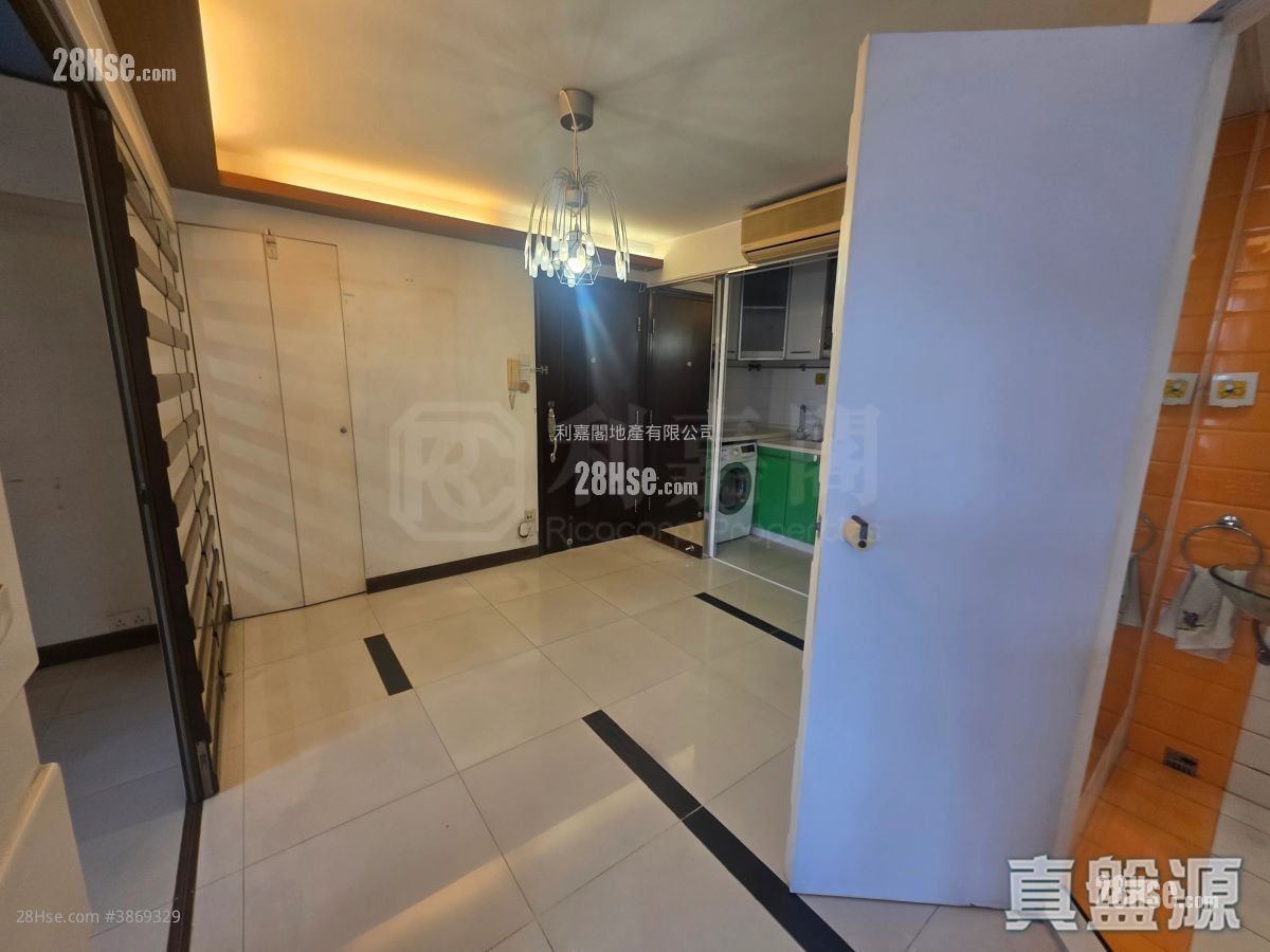 living room: Mei Foo Sun Chuen Sell 3 Bedrooms 709 ft²