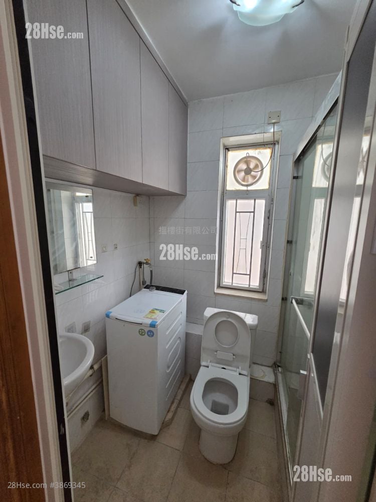 bathroom: Chevalier Garden Rental 590 ft²