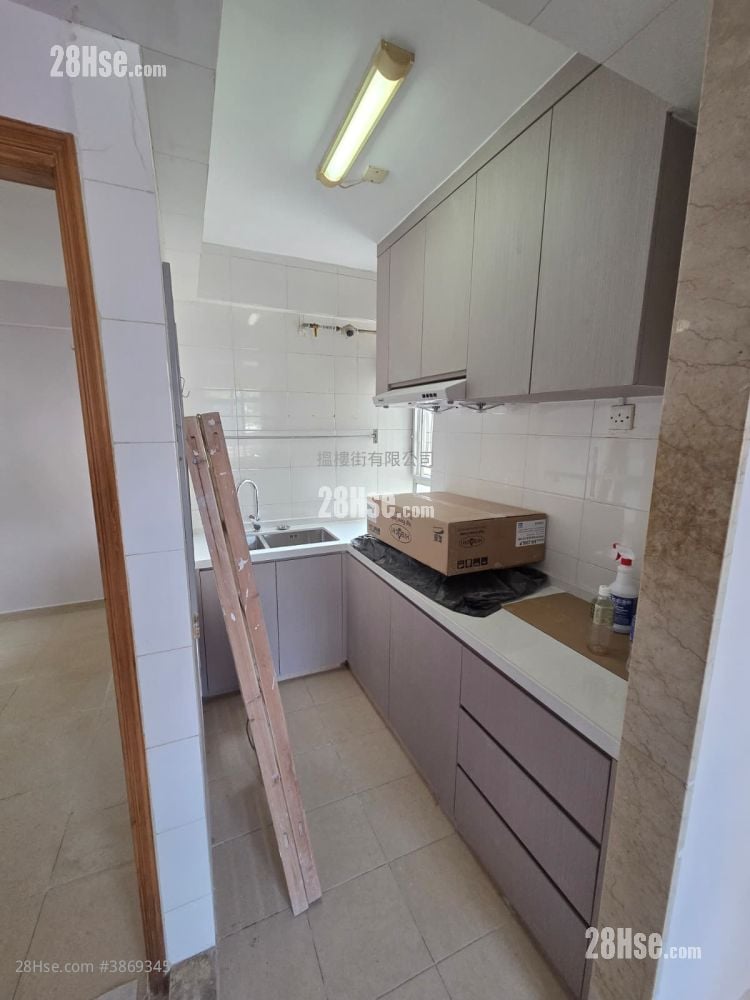 kitchen: Chevalier Garden Rental 590 ft²
