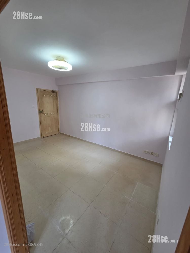 living room: Chevalier Garden Rental 590 ft²
