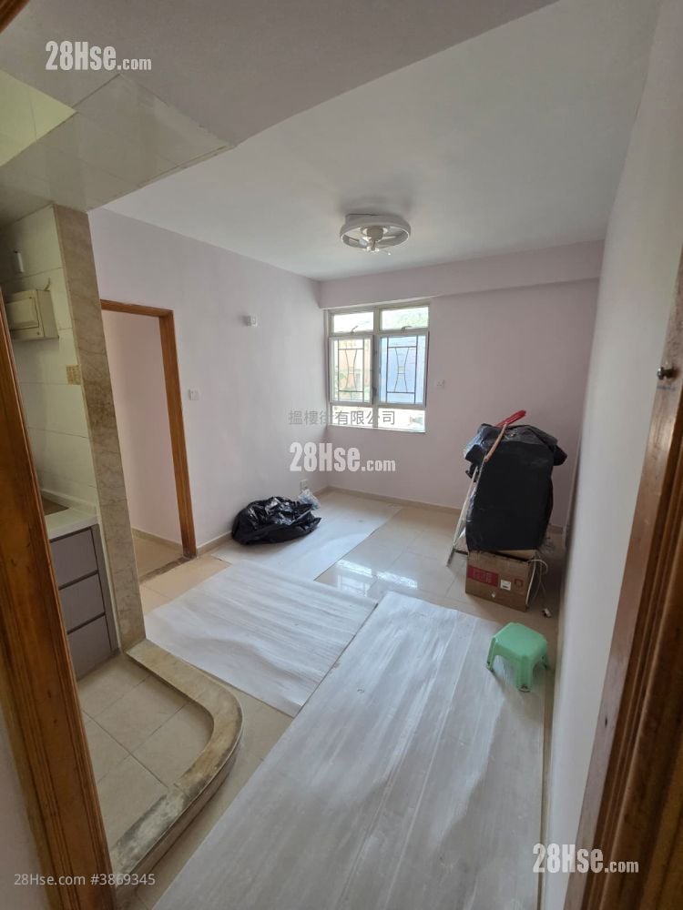 living room: Chevalier Garden Rental 590 ft²