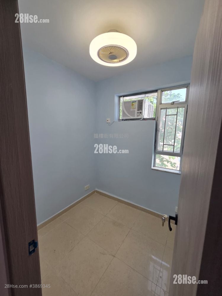bedroom 2: Chevalier Garden Rental 590 ft²