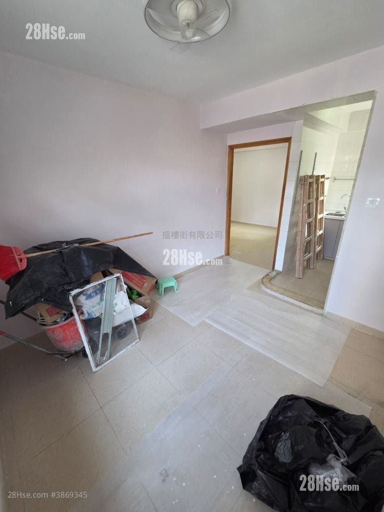 living room: Chevalier Garden Rental 590 ft²