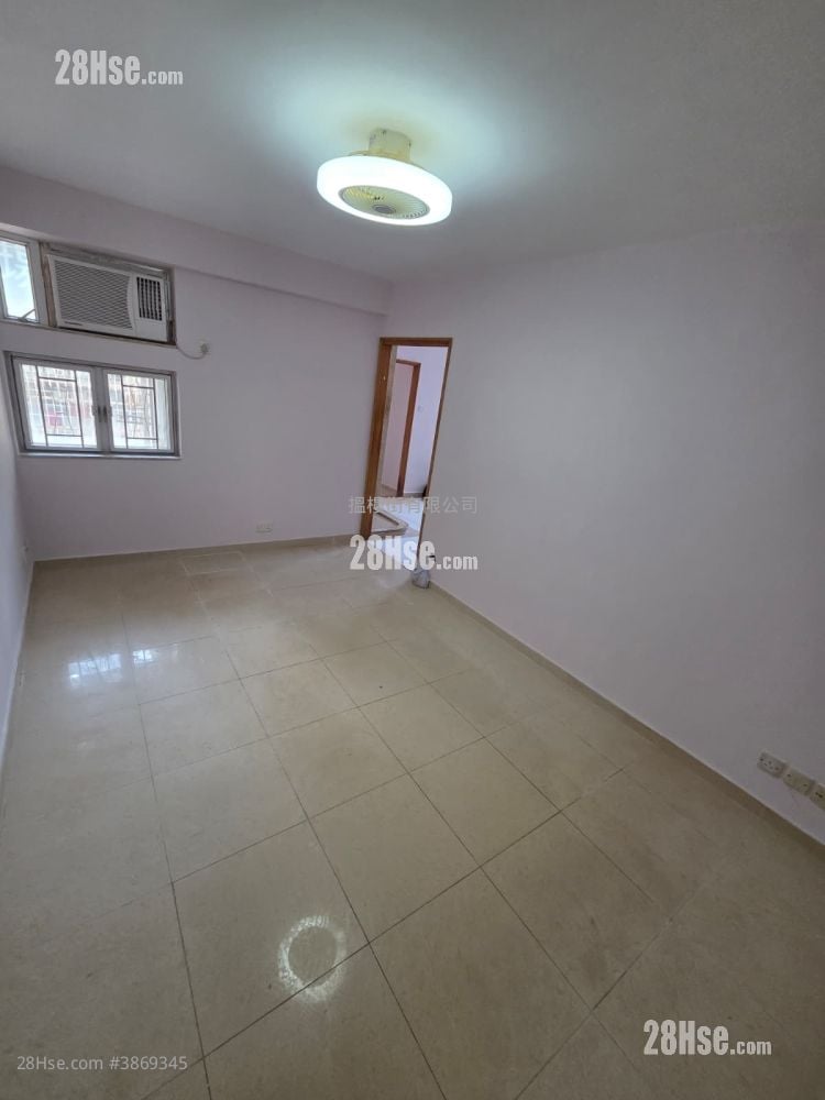 living room: Chevalier Garden Rental 590 ft²