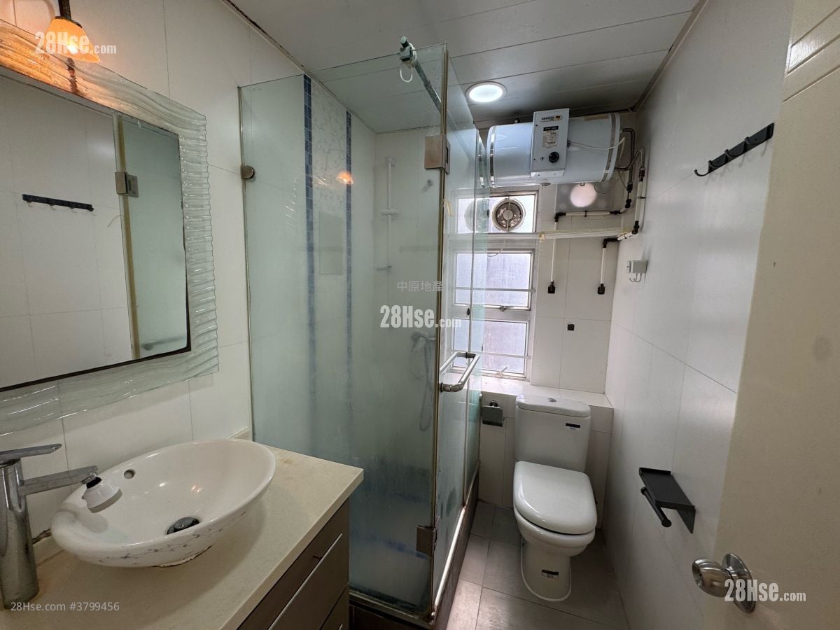 New Kwai Fong Gardens Sell 2 Bedrooms , 1 Bathroom 400 ft²