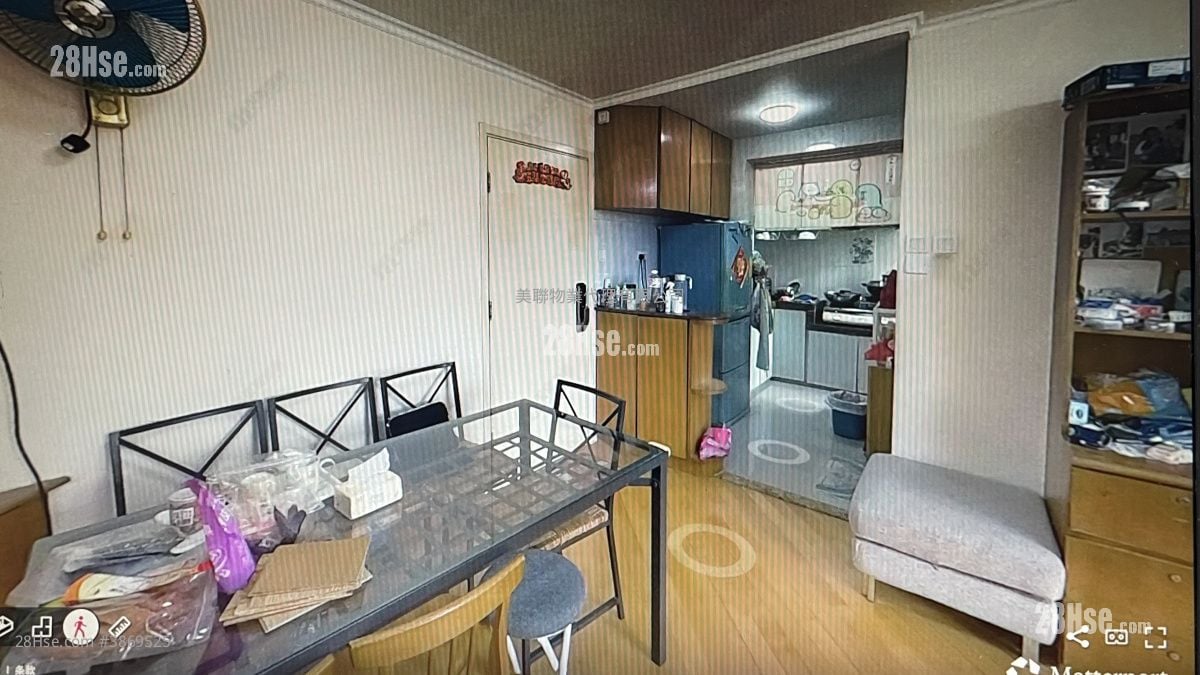 King Shing Court Sell 3 Bedrooms 606 ft²
