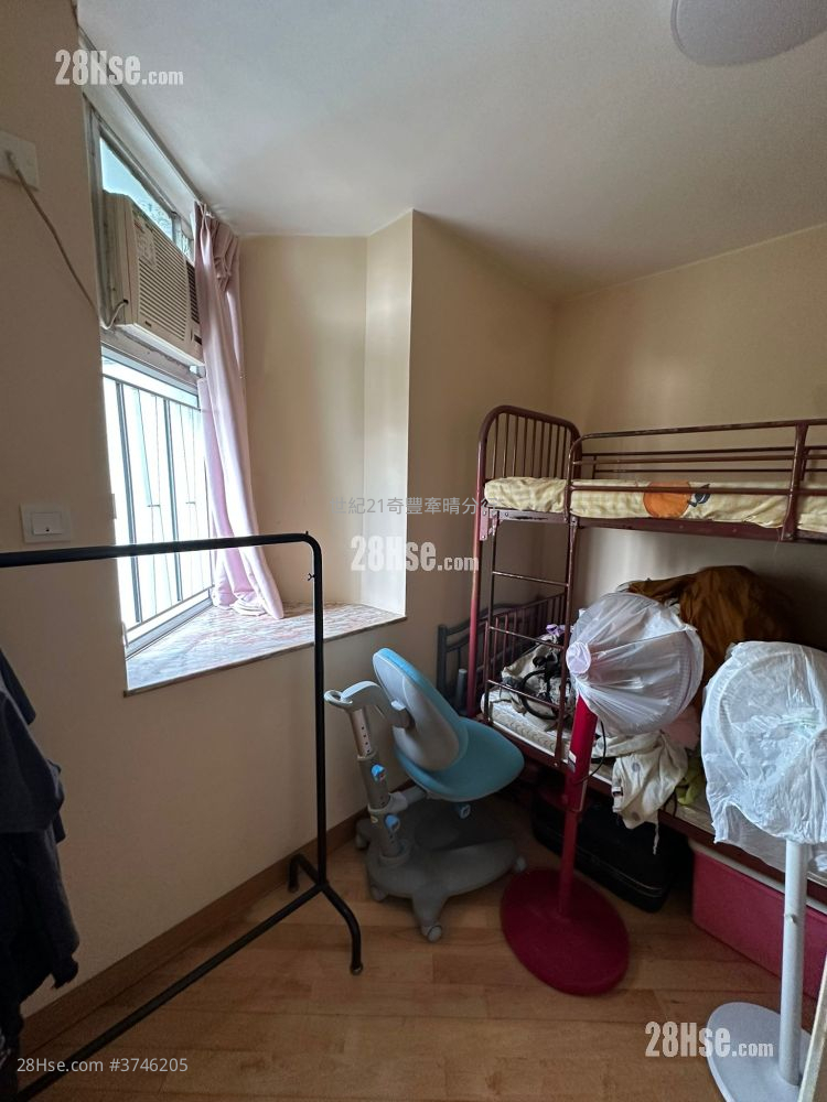 King Shing Court Sell 3 Bedrooms , 1 Bathroom 606 ft²