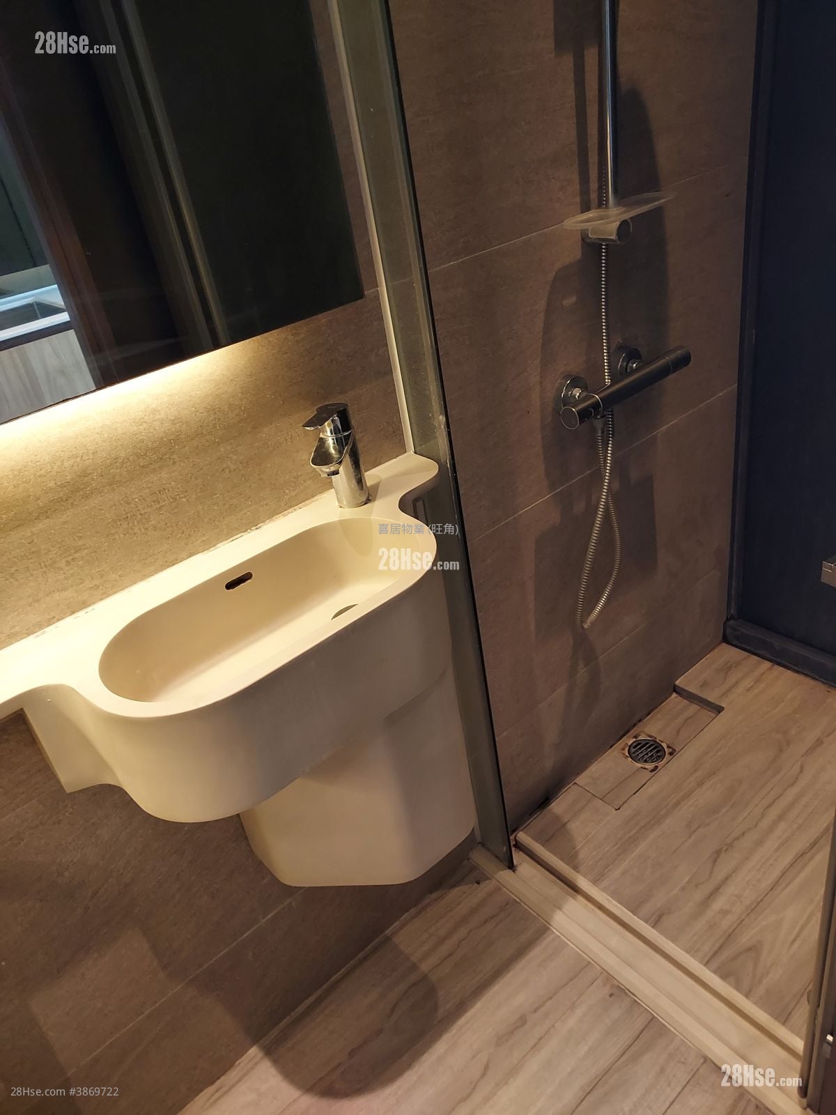 Seven Victory Avenue Rental Studio , 1 Bathroom 180 ft²
