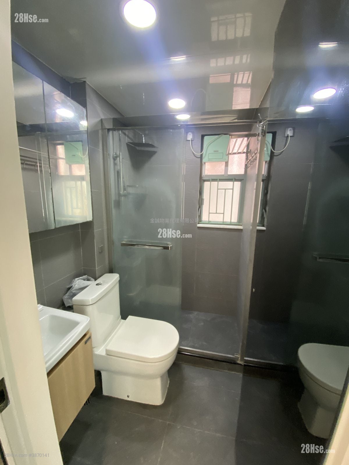 Queen's Terrace Rental 2 Bedrooms , 1 Bathroom 411 ft²