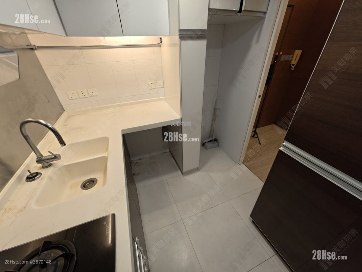 kitchen: Riviera Gardens Rental 2 Bedrooms , 1 Bathroom 592 ft²