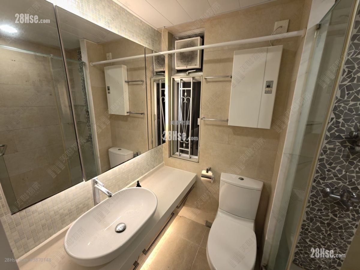 bathroom: Riviera Gardens Rental 2 Bedrooms , 1 Bathroom 592 ft²