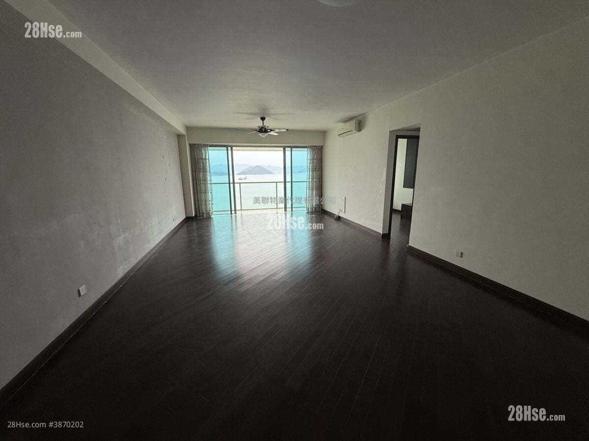 living room: Mayfair By The Sea Rental 3 Bathrooms 1,774 ft²
