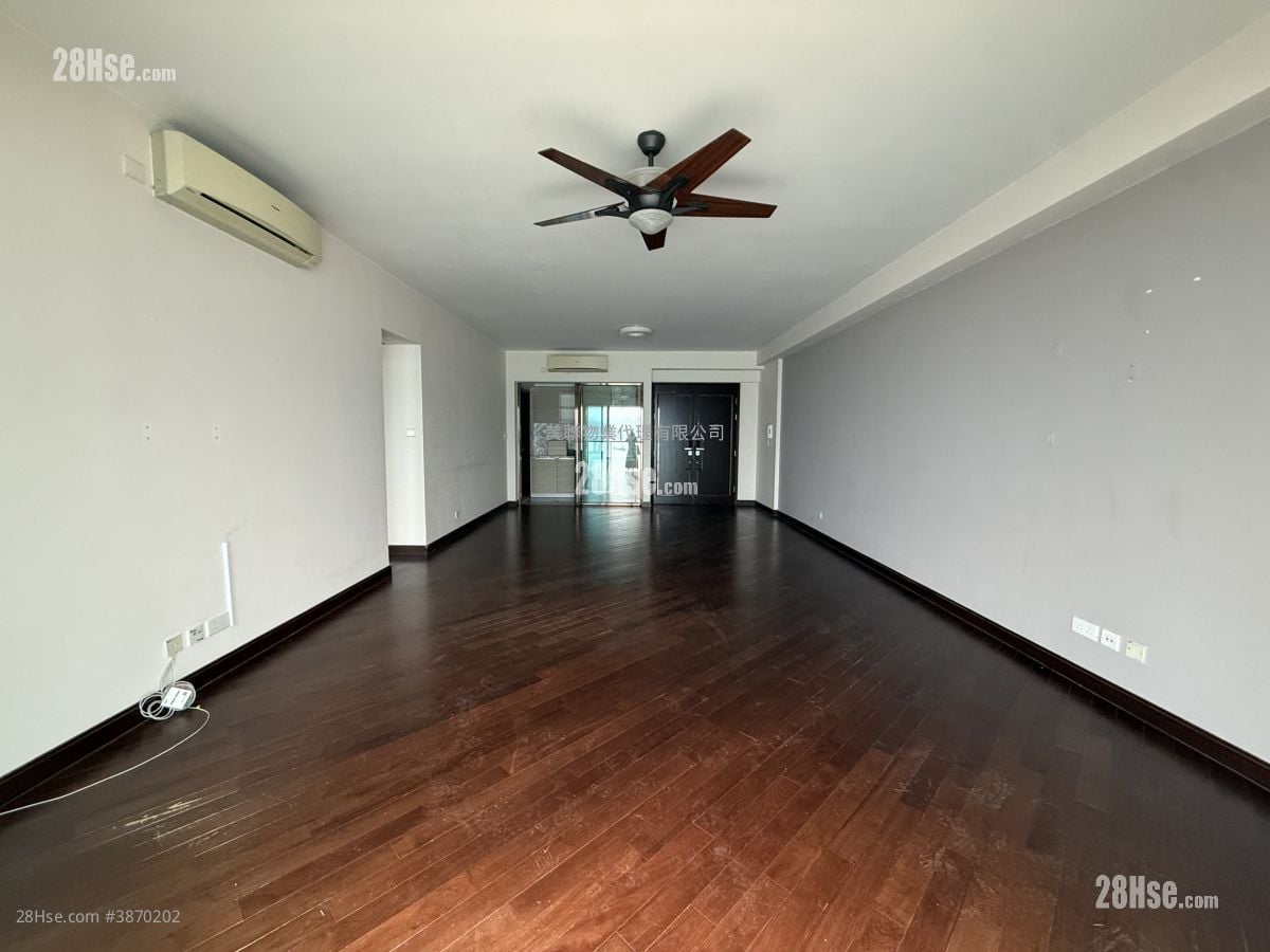 living room: Mayfair By The Sea Rental 3 Bathrooms 1,774 ft²