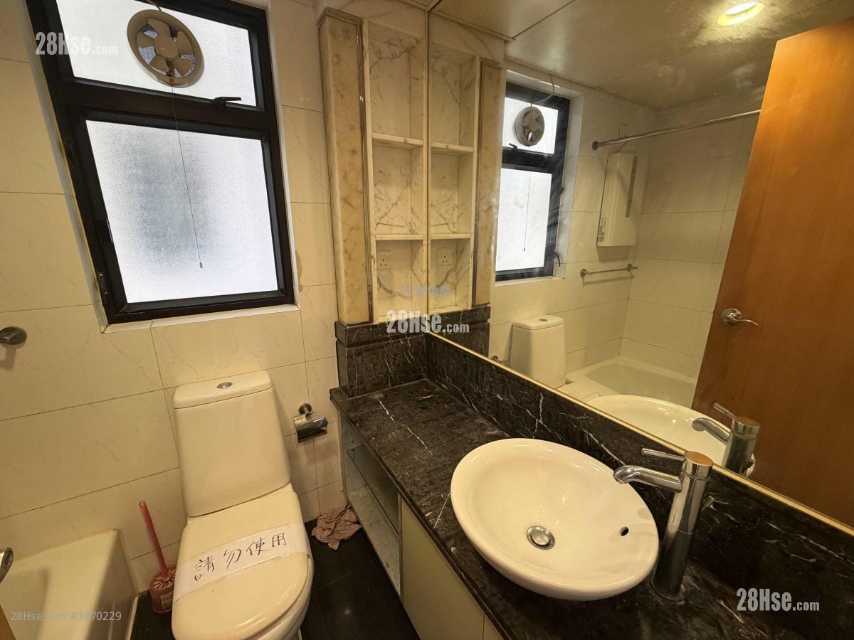 bathroom: Beneville Sell 2 Bedrooms , 1 Bathroom 445 ft²