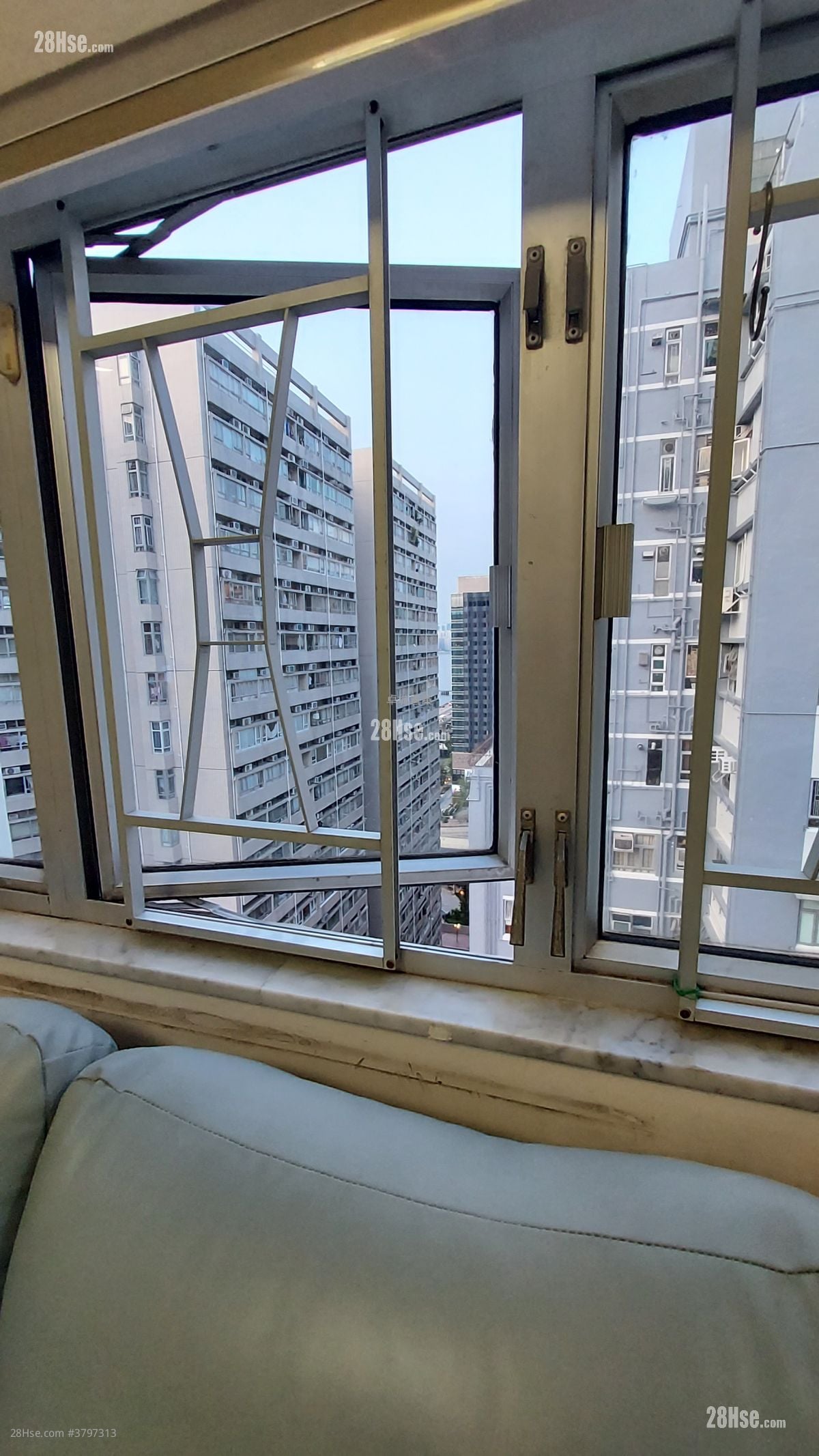Yen Po Court Sell 2 Bedrooms , 1 Bathroom 305 ft²