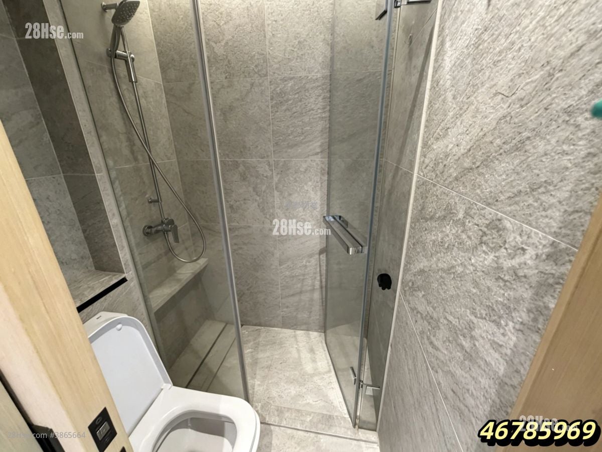 bathroom: The Arles Rental 1 Bedroom , 1 Bathroom 331 ft²