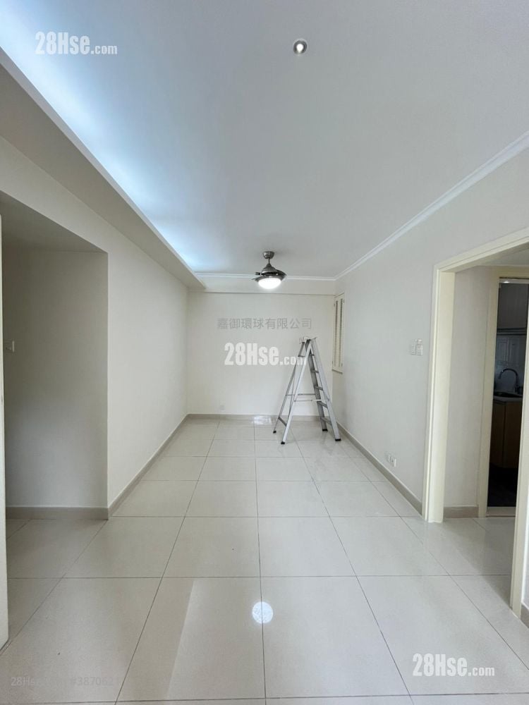 Aberdeen Centre Rental 3 Bedrooms , 2 Bathrooms 559 ft²
