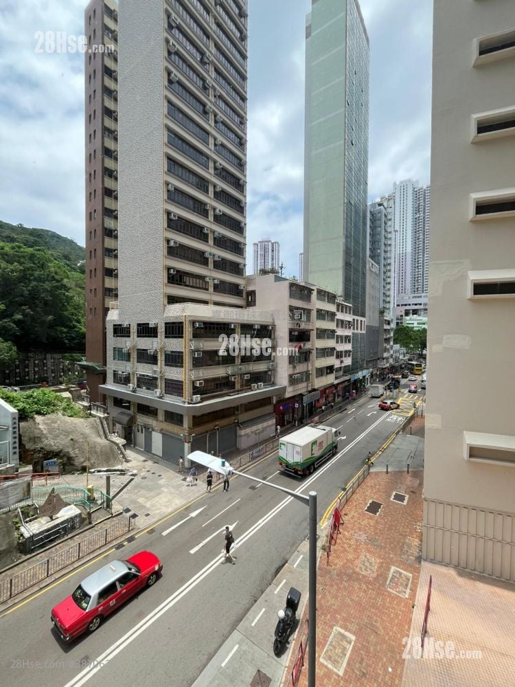Aberdeen Centre Rental 3 Bedrooms , 2 Bathrooms 559 ft²