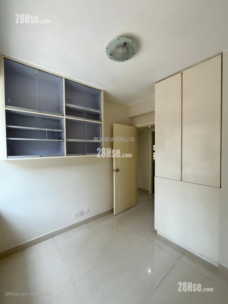 Aberdeen Centre Rental 3 Bedrooms , 2 Bathrooms 559 ft²