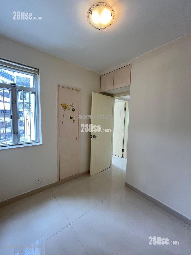 Aberdeen Centre Rental 3 Bedrooms , 2 Bathrooms 559 ft²