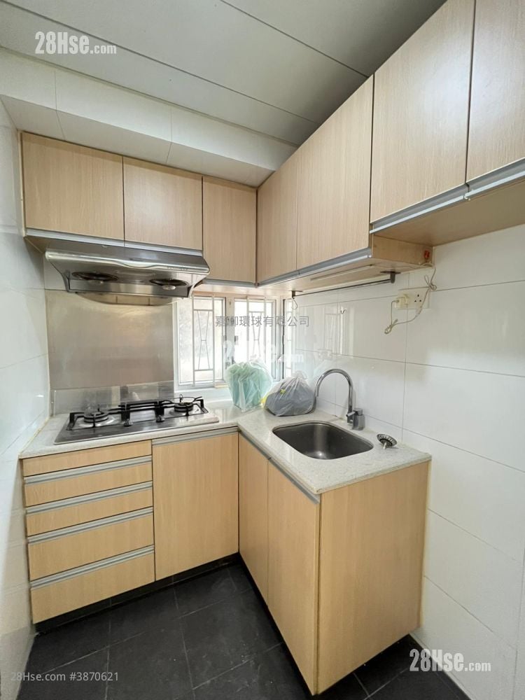 Aberdeen Centre Rental 3 Bedrooms , 2 Bathrooms 559 ft²