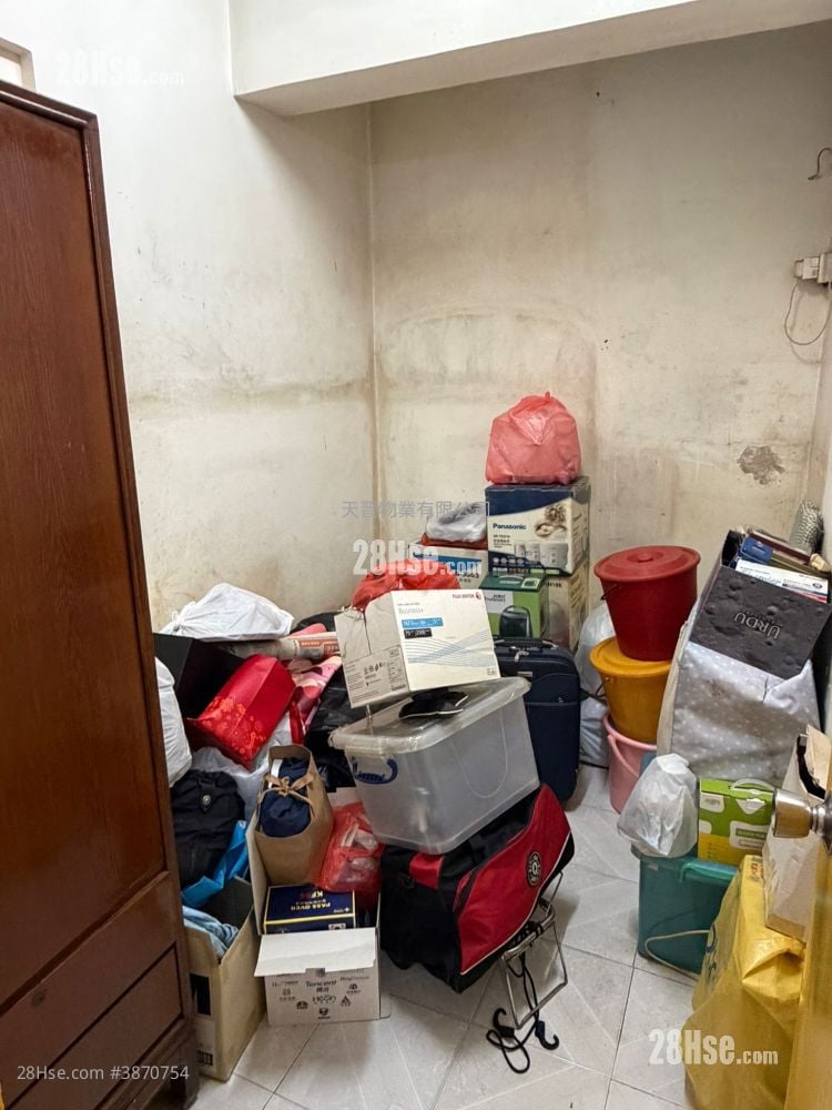 Whampoa Building Sell 4 Bedrooms , 1 Bathroom 533 ft²