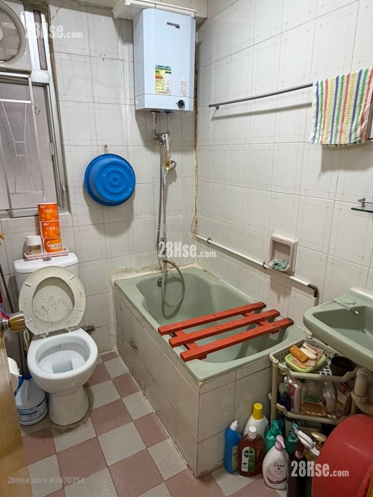 Whampoa Building Sell 4 Bedrooms , 1 Bathroom 533 ft²