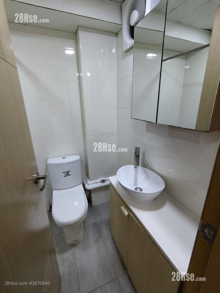 Kamcourt Building Sell 2 Bedrooms , 1 Bathroom 358 ft²