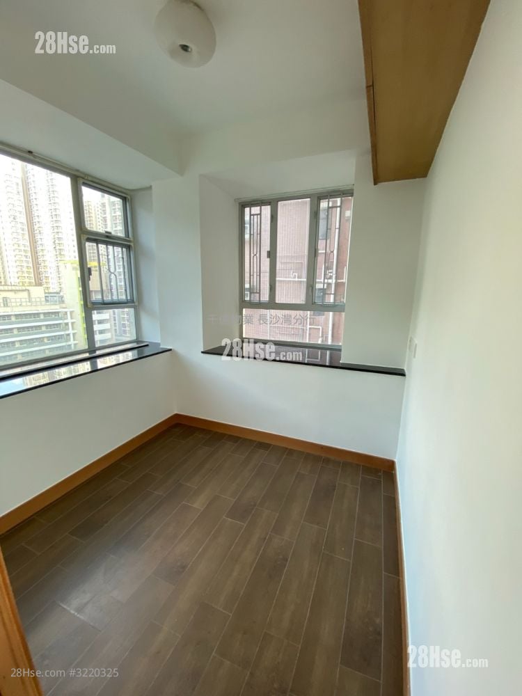 Hong Fai Building Sell 2 Bedrooms 280 ft²