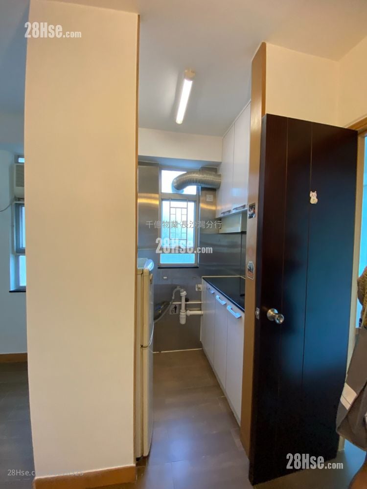 Hong Fai Building Sell 2 Bedrooms 280 ft²