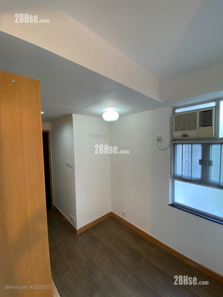 Hong Fai Building Sell 2 Bedrooms 280 ft²