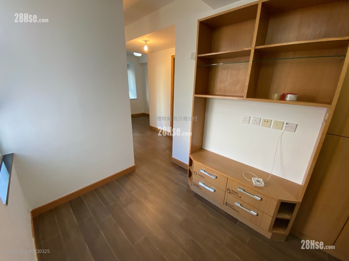 Hong Fai Building Sell 2 Bedrooms 280 ft²