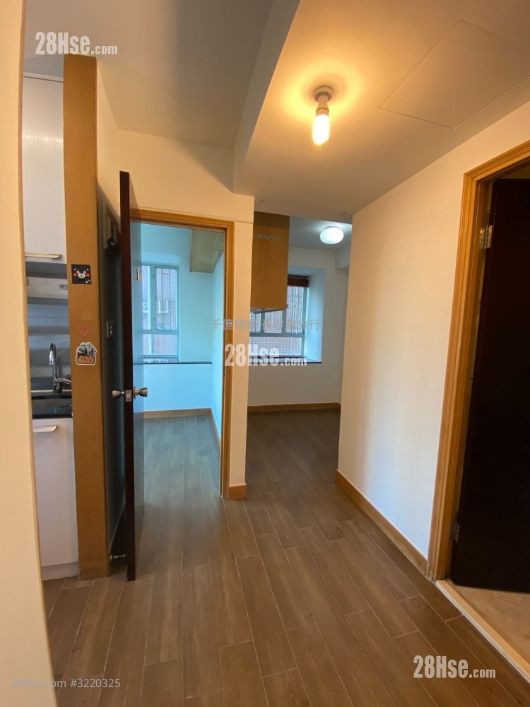 Hong Fai Building Sell 2 Bedrooms 280 ft²