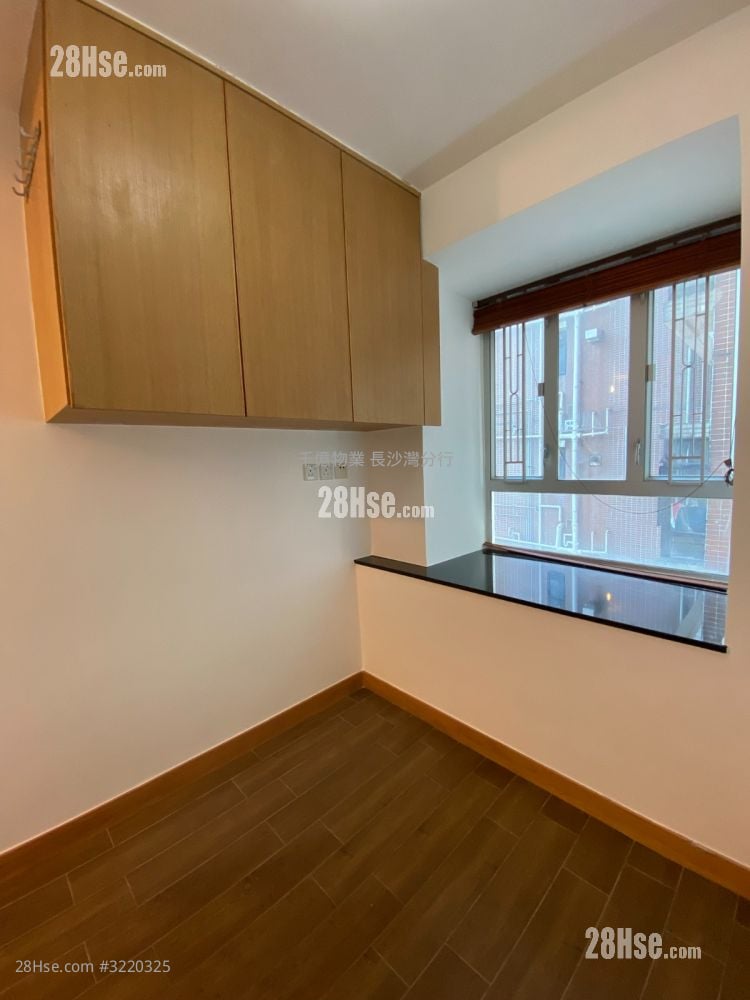 Hong Fai Building Sell 2 Bedrooms 280 ft²