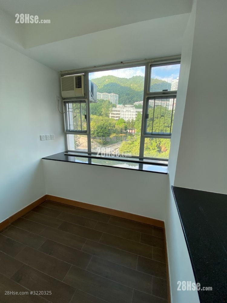 Hong Fai Building Sell 2 Bedrooms 280 ft²
